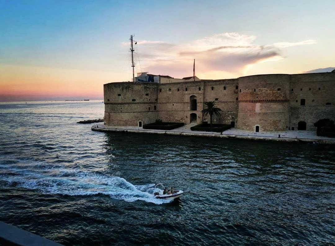 Castello Aragonese Suites Таранто Екстер'єр фото